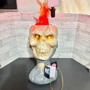 ANIMATED LED SKULL/ZOMBIE HANDPEDESTAL LIGHTS FLAMES FLAMING EYES FLASH PROP NWT